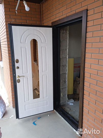 Дверь для дома со стеклом и ковкой