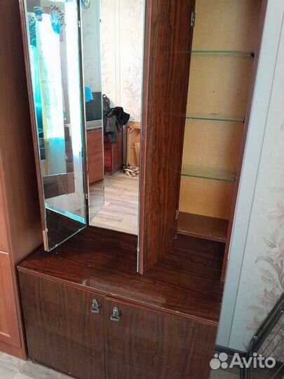 Отдам Трильяж с зеркалом