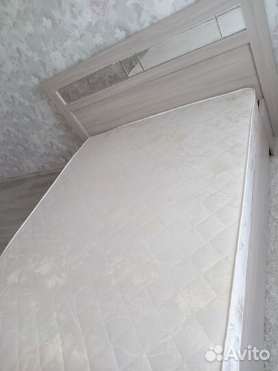 Кровать двухспальная с матрасом