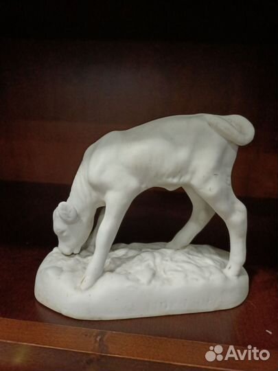 Фарфоровая статуэтка теленок