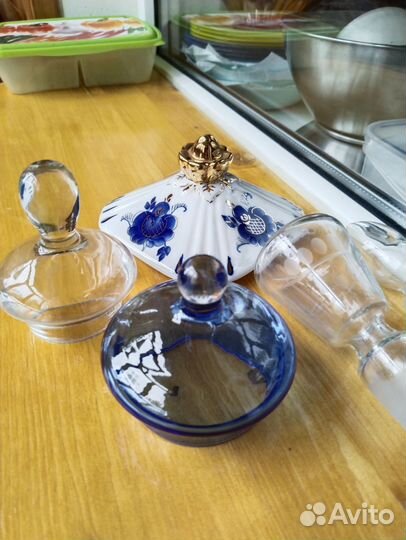 Крышки от графинов, сахарницы