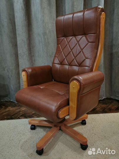 Кожаное кресло руководителя новое