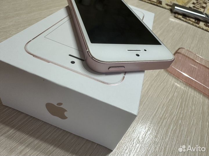 Телефон iPhone SE
