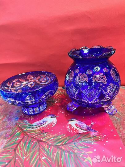 Две хрустальные синие вазы на ножках,на юбке GDR