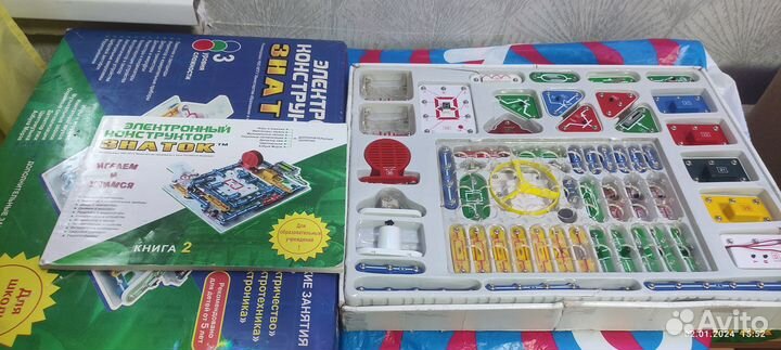 Электронный конструктор Знаток 999 схем