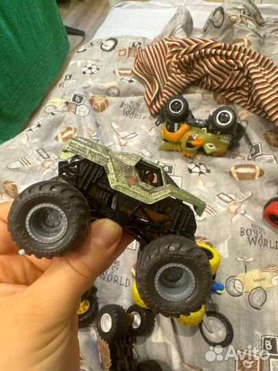 Детские машинки пакетом hot wheels и monster truck