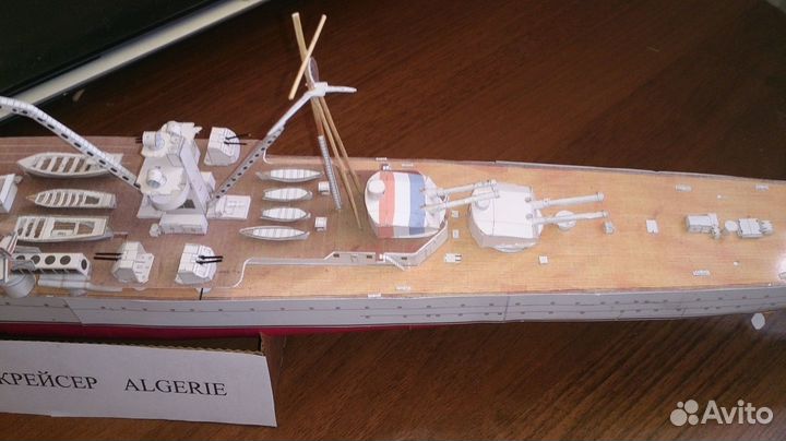Модель корабля крейсер 