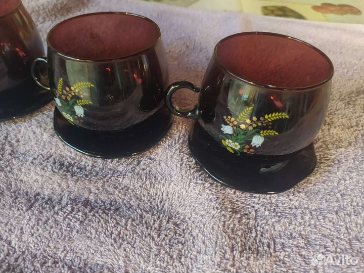 Посуда: бокалы, фужеры, кружки, тарелки