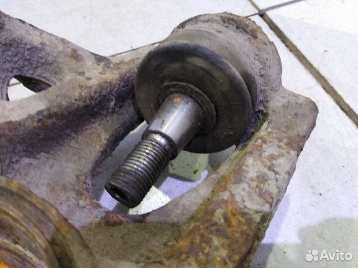 Кулак передний правый A1633300520