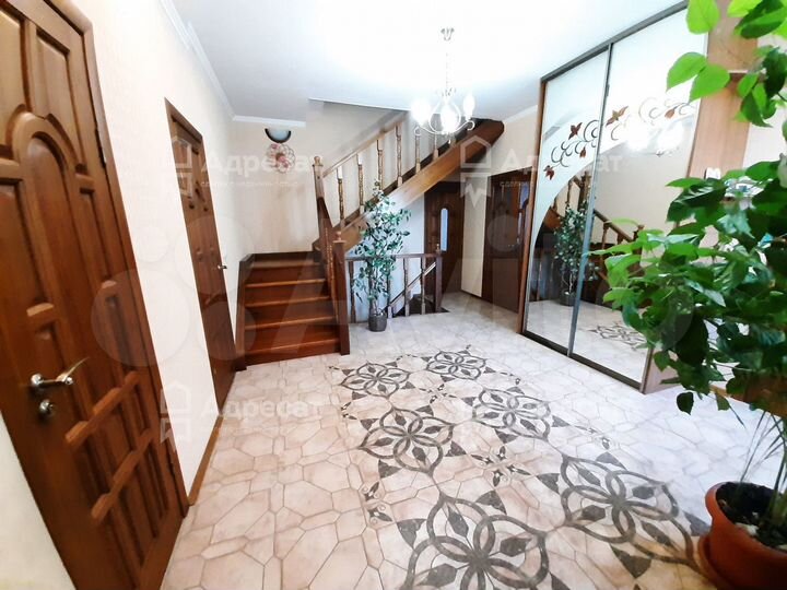 Коттедж 226,8 м² на участке 7,2 сот.