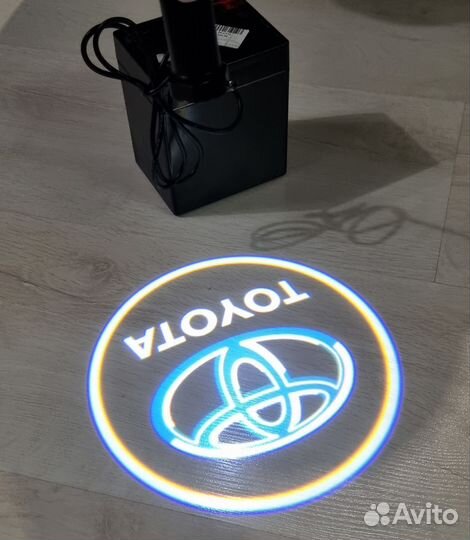 Врезной проектор в двери авто Toyota