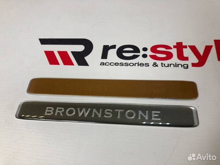 Эмблема (Шильдик) Brownstone Серая