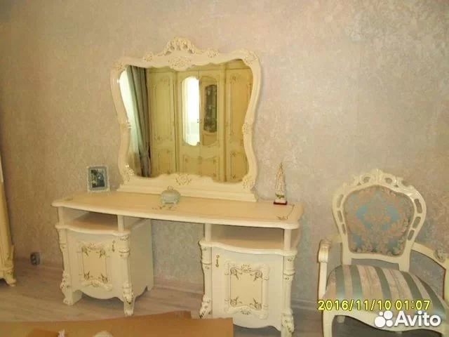 Туалетный столик с зеркалом
