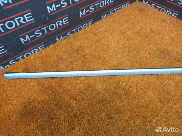 Молдинг стекла двери передний правый Porsche