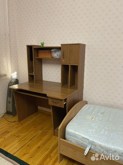 Кровать матрас и компьютерный стол