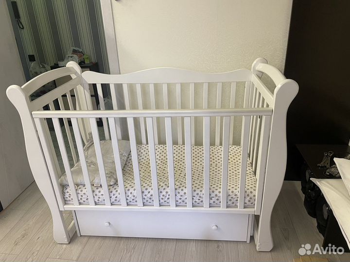 Кроватка детская с маятником