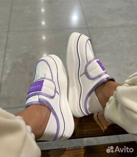 Кроссовки женские