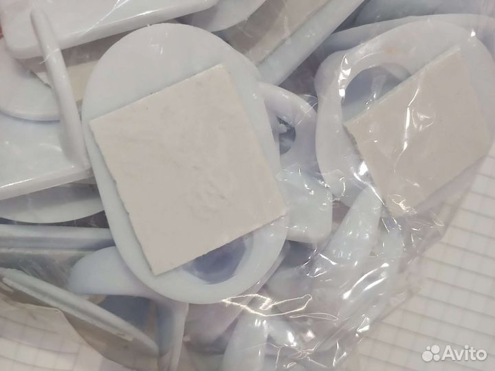 Пластмассовые крючки - вешалки