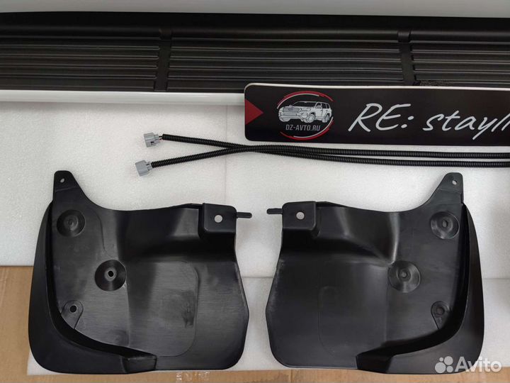 Пороги, подножки белые Toyota Land Cruiser 200