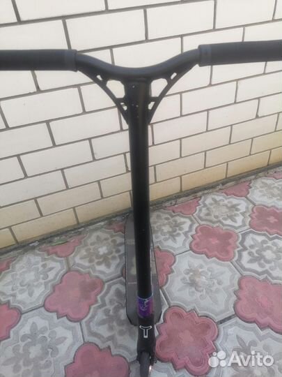 Трюковой самокат фирмы tech team бензинового цвета