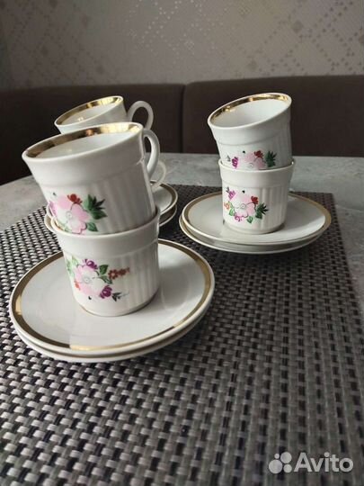 Кофейные чашки с блюдцами