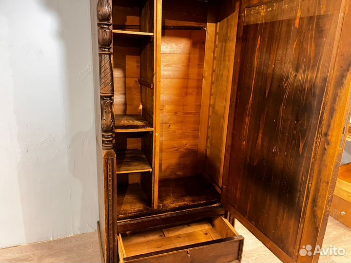 Старинный шкаф