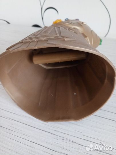 Игрушка-рука Таноса