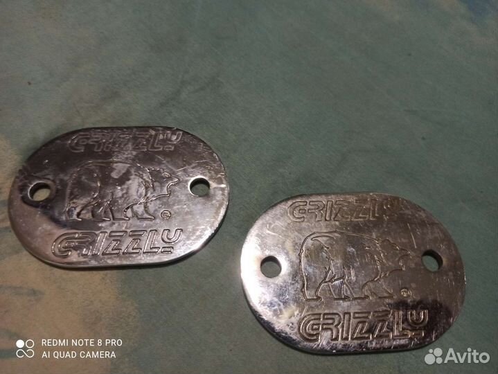 Два стальных жетона grizzly