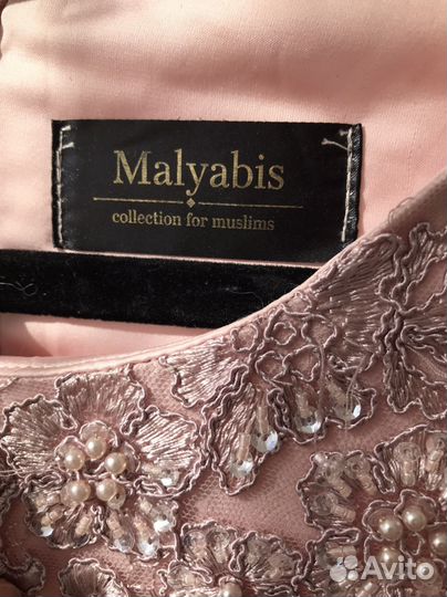 Платье с гипюром