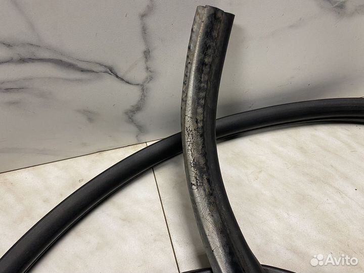 Уплотнитель двери задний правый Mitsubishi colt