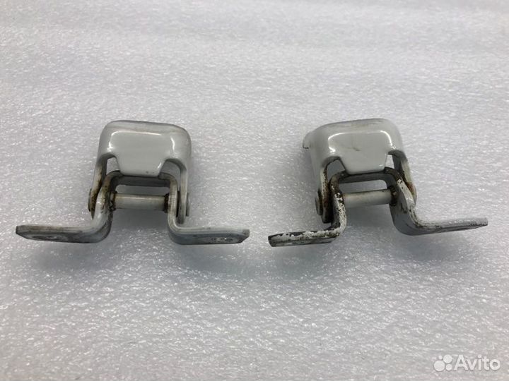 Петля двери передняя правая Mazda 3Bl седан 1.6