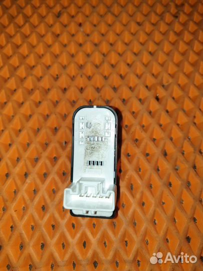 Кнопка стеклоподъемника Mazda 3