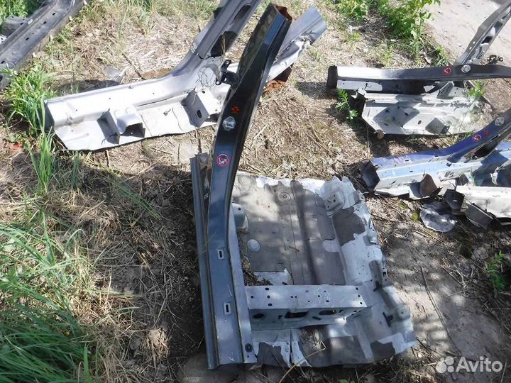 Стойка средняя правая Mazda 3 BK 2006