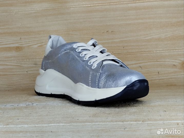 Размер 37. Кроссовки (весна)