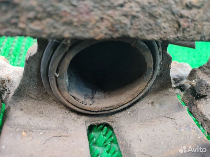 Суппорт передний правый Mitsubishi Lancer CB4W