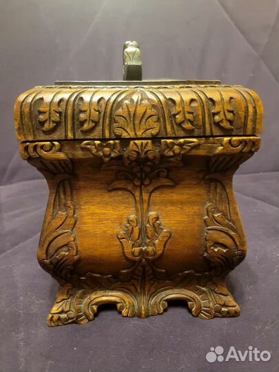Старинный резной сундук