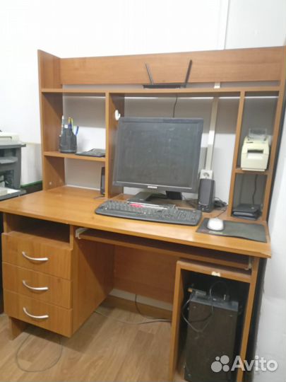 Стол, компьютерный стол, шкаф, телевизор