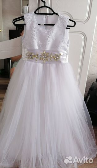 Красивое платье для девочки белое на рост 134