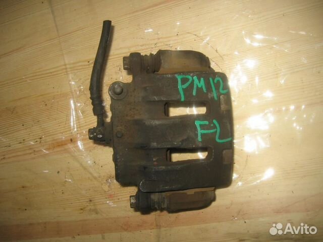 Суппорт перед лево Nissan PM12, Maxima '00-'06/ Li