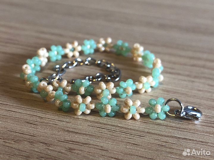 Браслет фенечка из бисера цветочки на замочке
