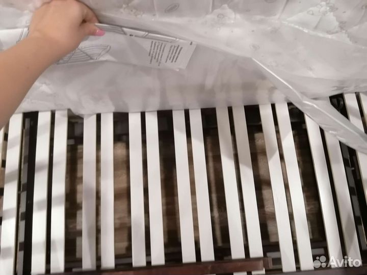 Детская кроватка с маятником