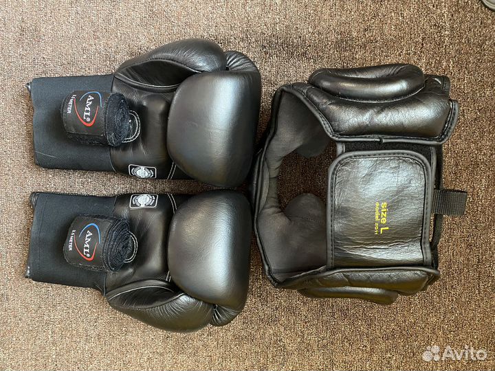 Боксерские перчатки, шлем и бинты