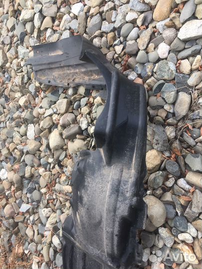 Подкрылок передний левый Toyota Noah AZR 60 65