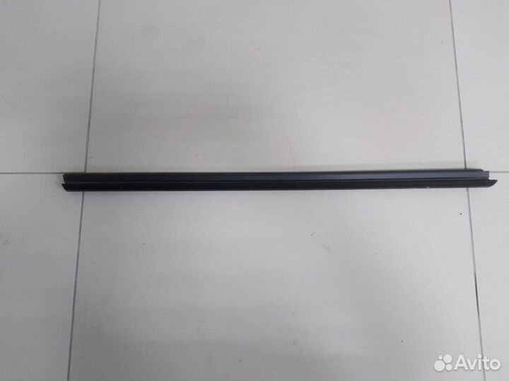 Уплотнитель стекла двери Skoda Rapid 2012-2020