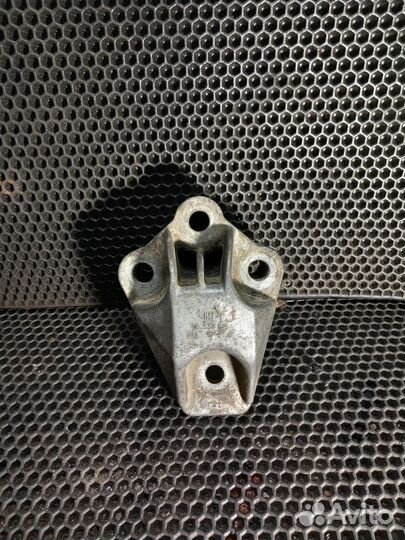 Передний кронштейн двигателя Opel Vectra B