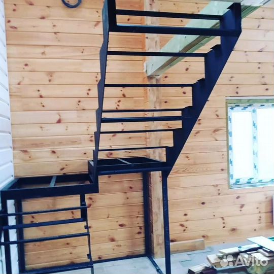 Лестница на металлокаркасе г-образная