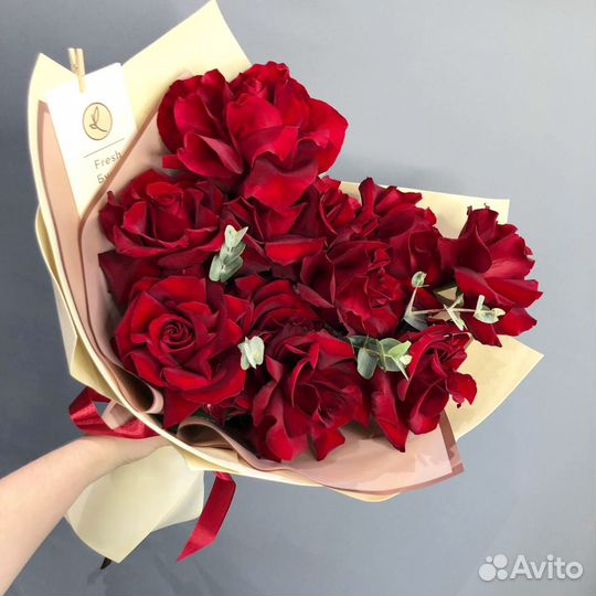 Эффектные красные французские розы