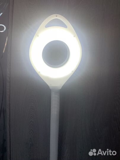 Лампа с лупой