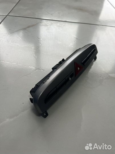 Кнопка аварийной сигнализацииPeugeot 308