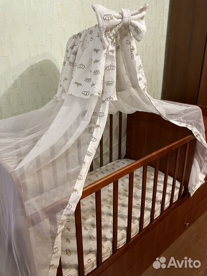 Детская кроватка с маятником и комодом